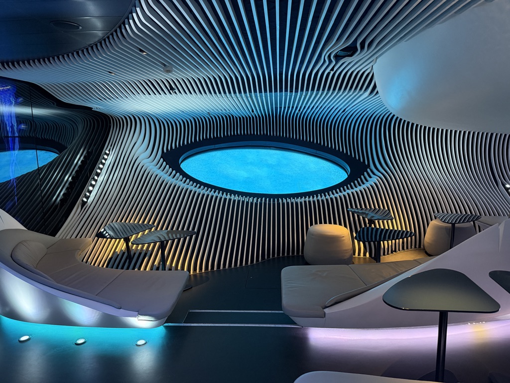 Blue Eye Lounge auf der Le Bougainville