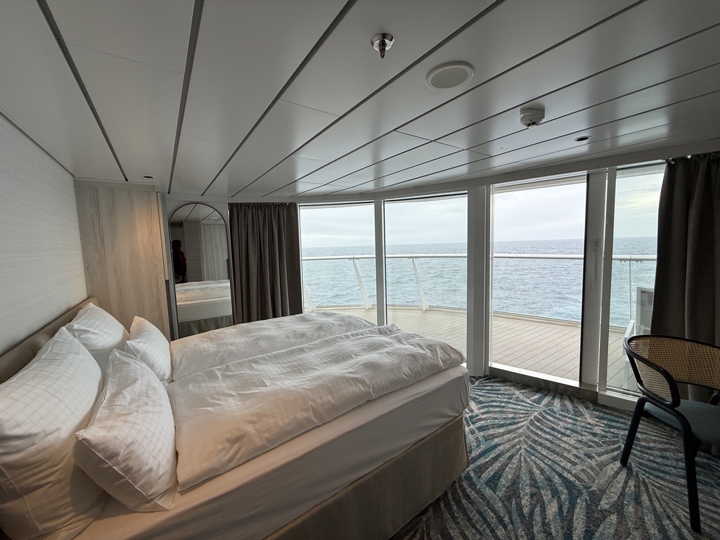 Großzügige Suite mit Panoramafenstern und Balkon