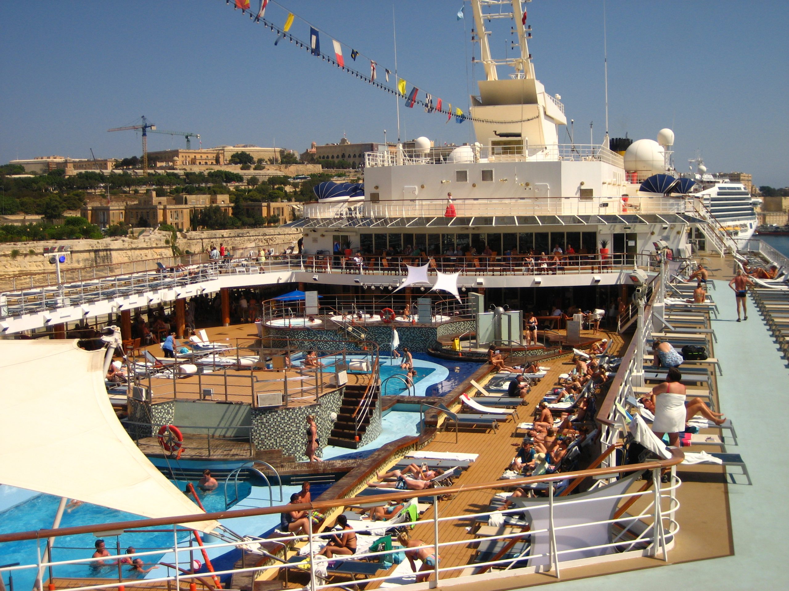 Pooldeck der damaligen Mein Schiff 1 im Hafen von Malta
