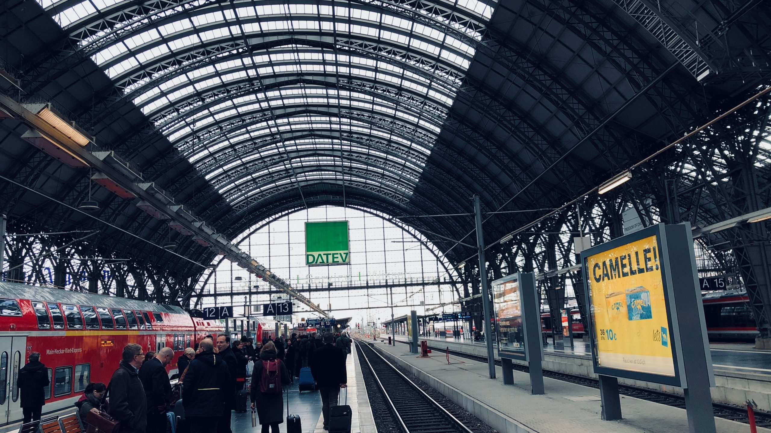 Reisende am Frankfurter Hauptbahnhof vor der Kreuzfahrtanreise