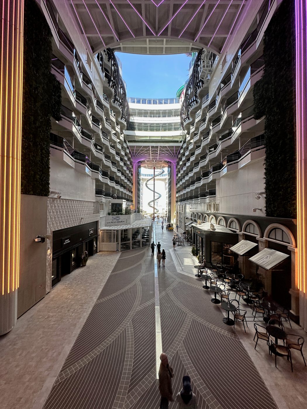 Innenpromenade der MSC World Europa