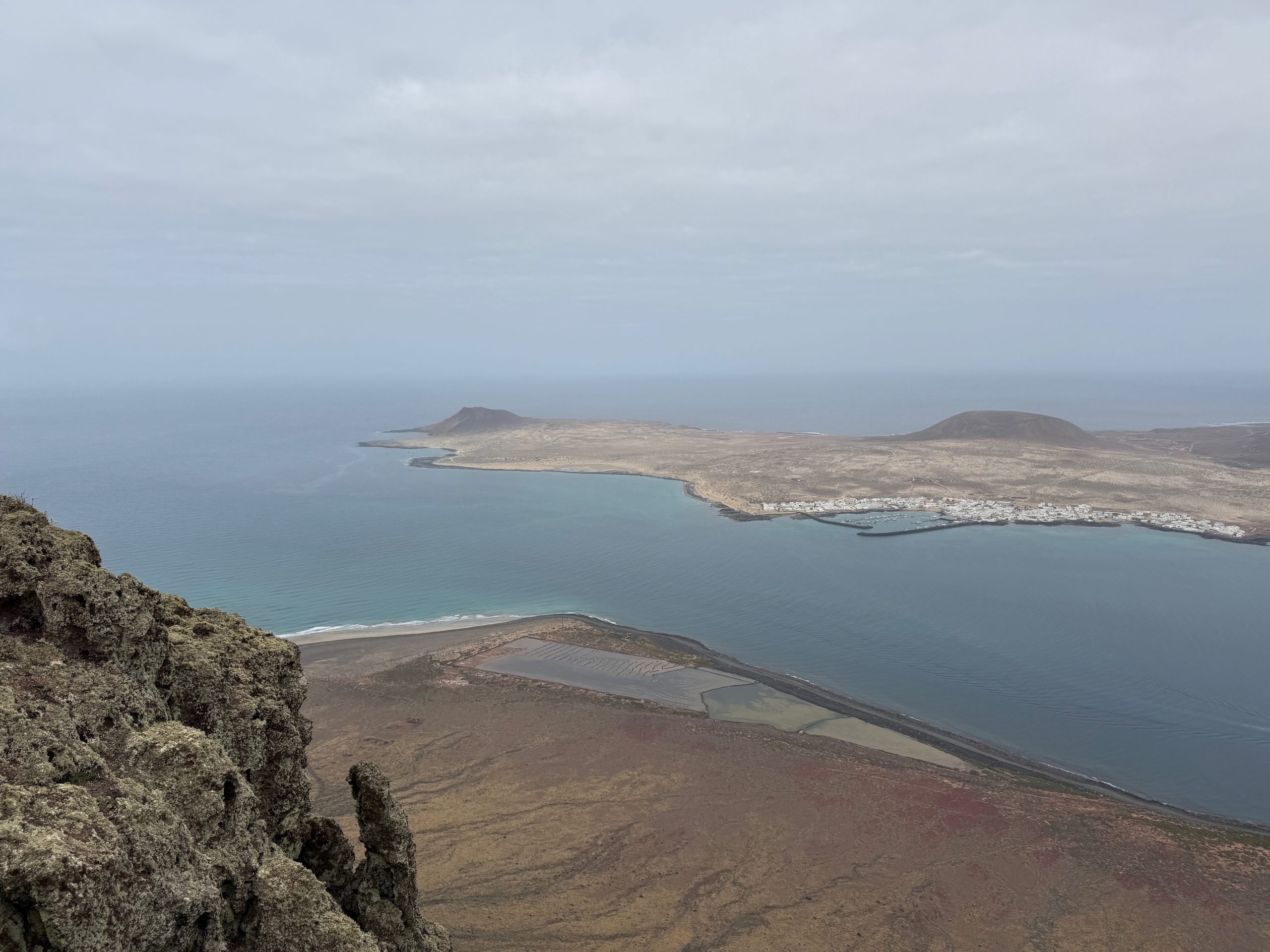 Blick über die Küste von Lanzarote