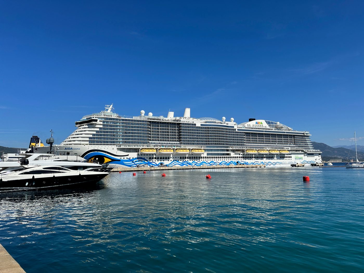 AIDAcosma im Hafen von Ajaccio