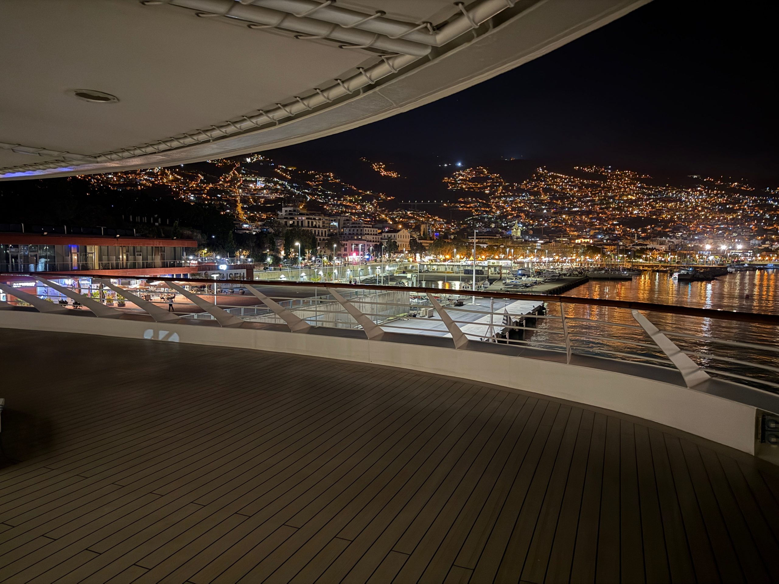 Funchal bei Nacht vom Deck der Le Bougainville
