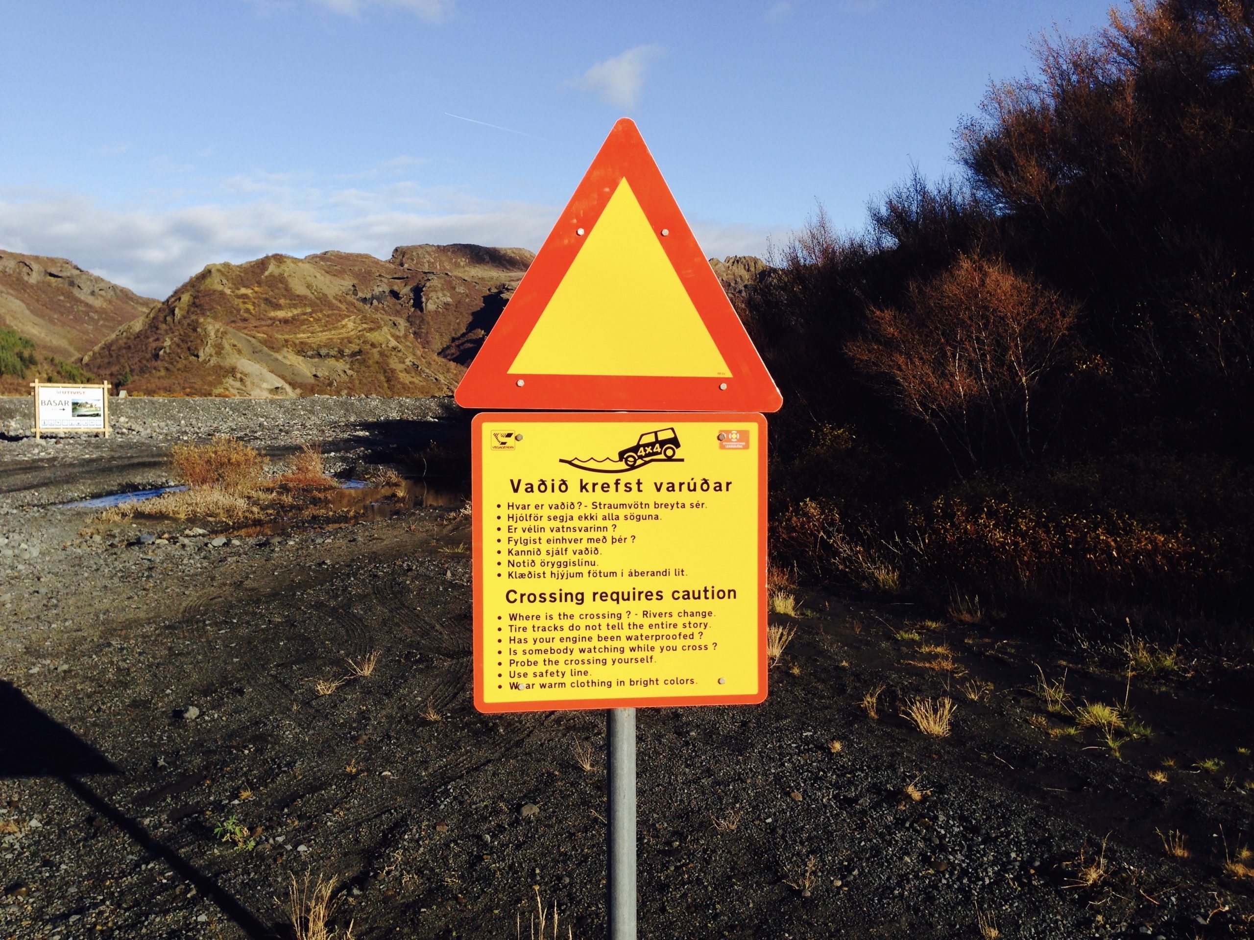 Warnschild in Island als Motiv für gute Reisevorbereitung
