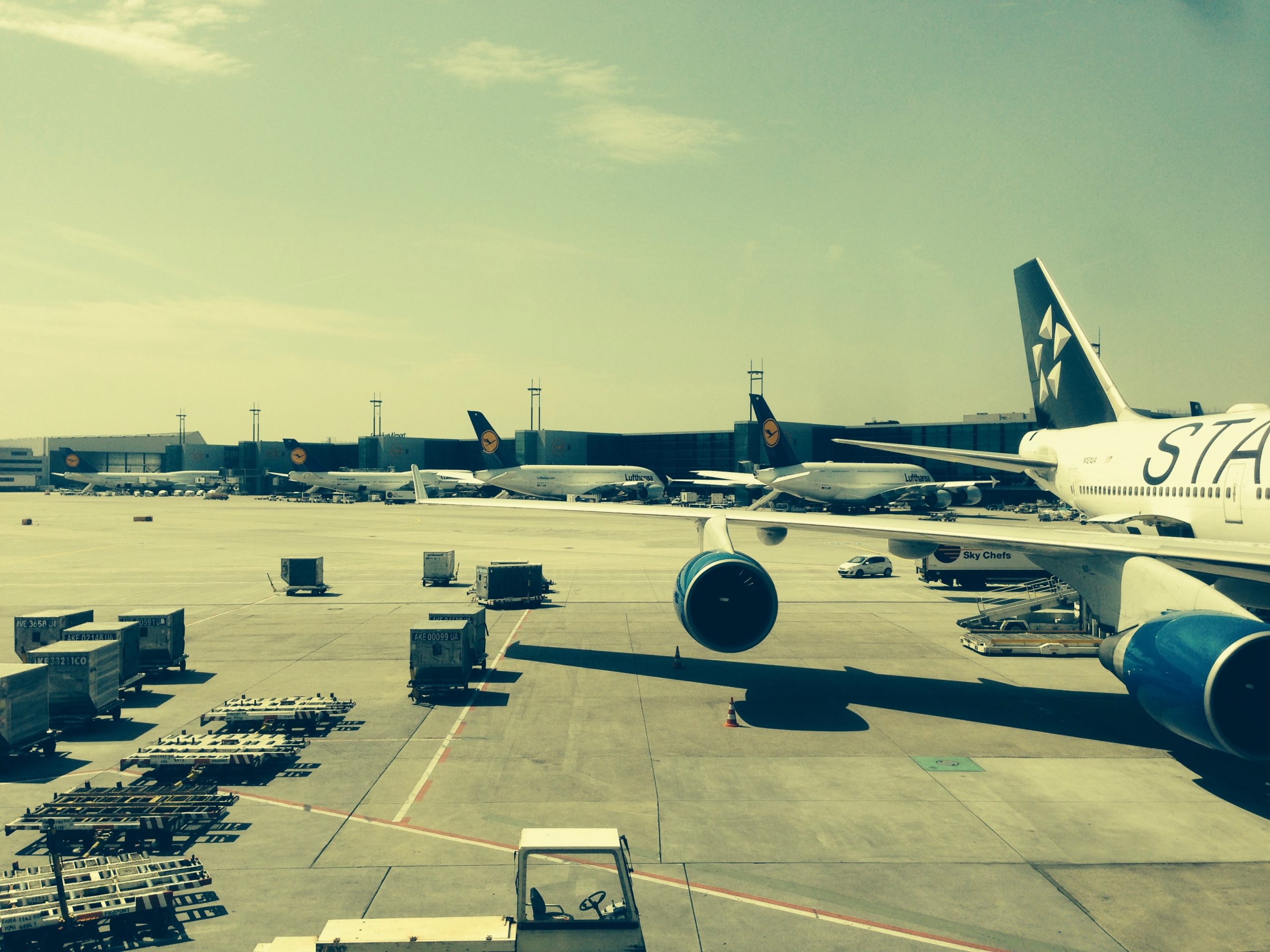 Flugzeuge am Flughafen vor einer Kreuzfahrtanreise