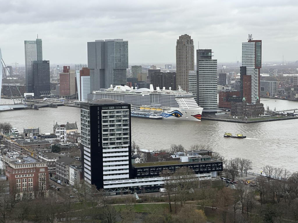 AIDAnova vor der Skyline von Rotterdam
