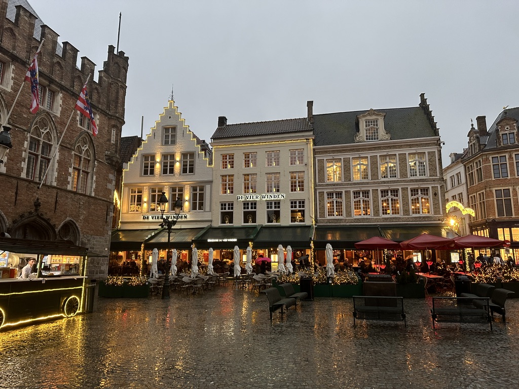 Beleuchteter Marktplatz in Brügge