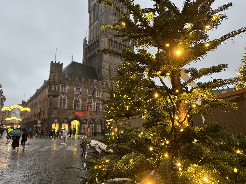 Weihnachtsmarkt vor dem Rathaus von Brügge