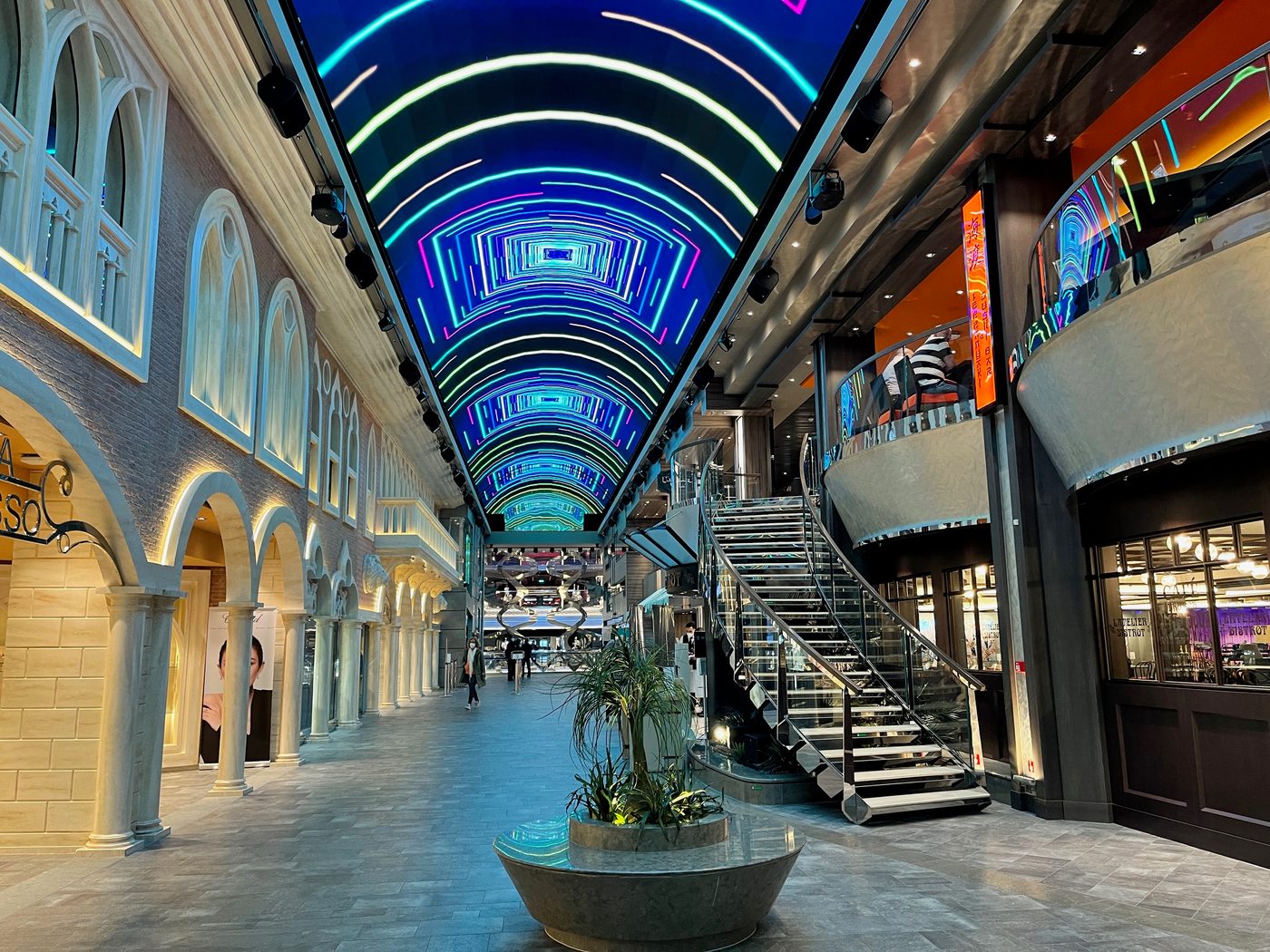 Galleria mit LED-Himmel auf der MSC Grandiosa