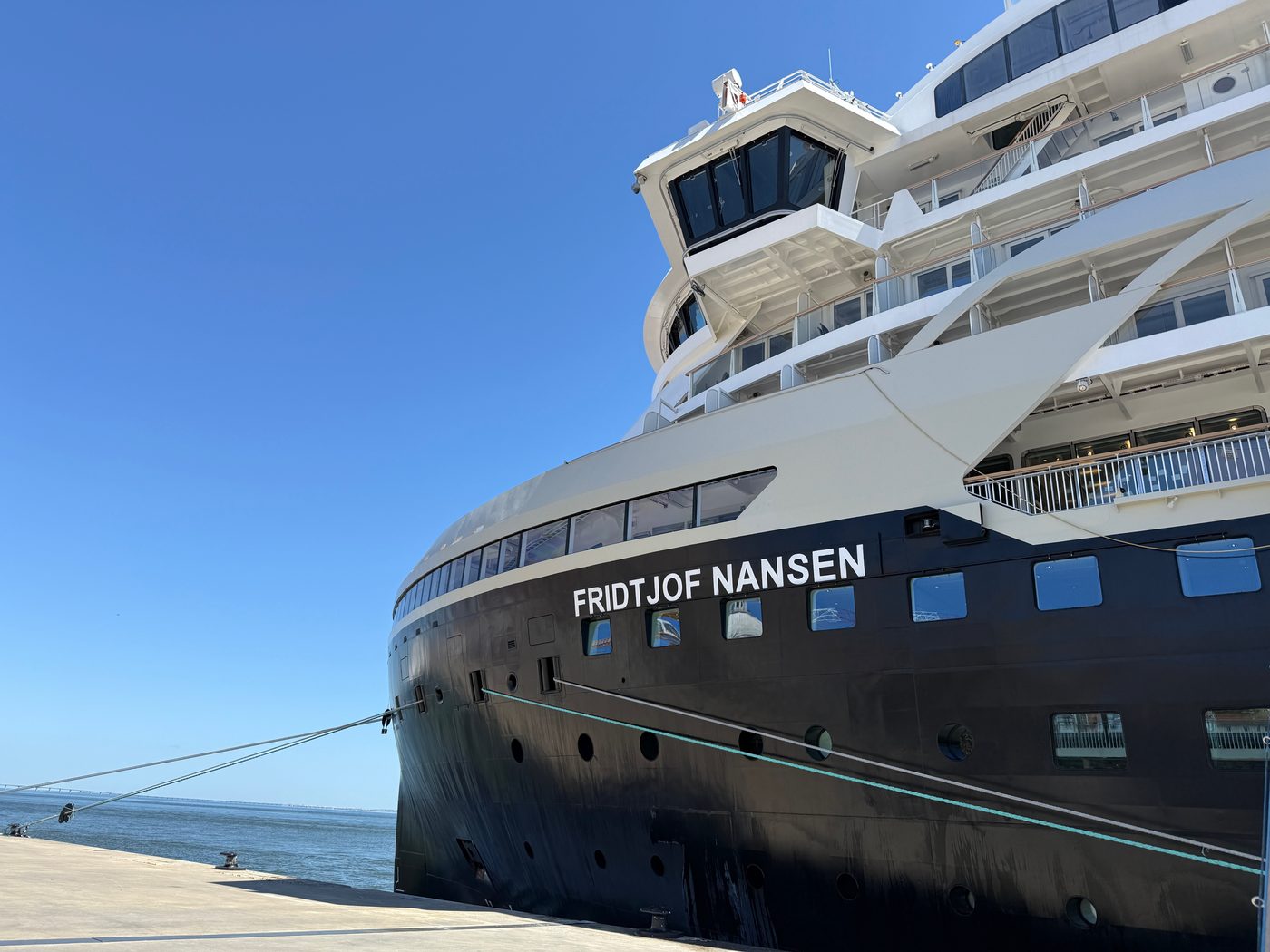 MS Fridtjof Nansen von außen in Lissabon