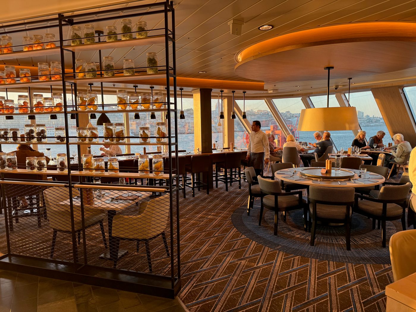 Restaurant auf der MS Fridtjof Nansen