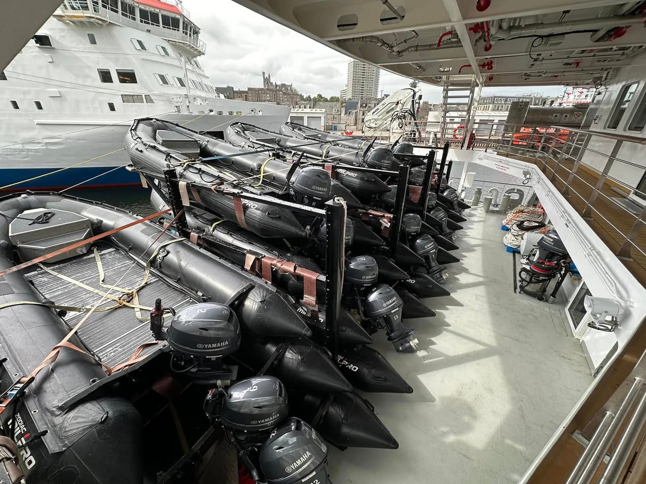 Expeditions-Zodiacs am Heck der Ocean Albatros