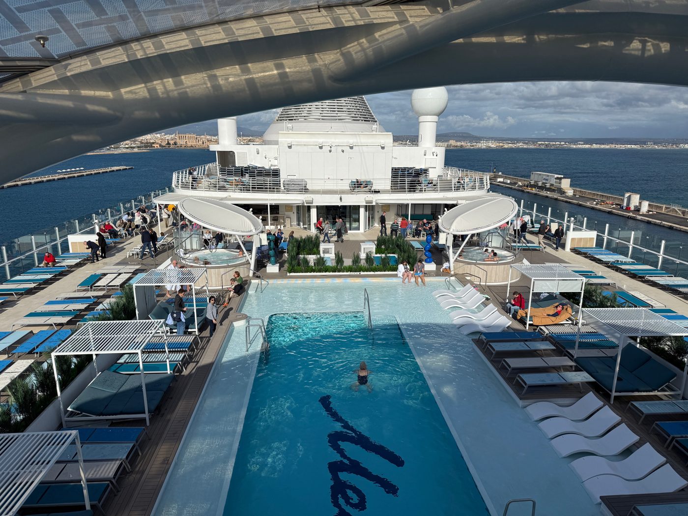 25-Meter-Pool auf der Mein Schiff Relax