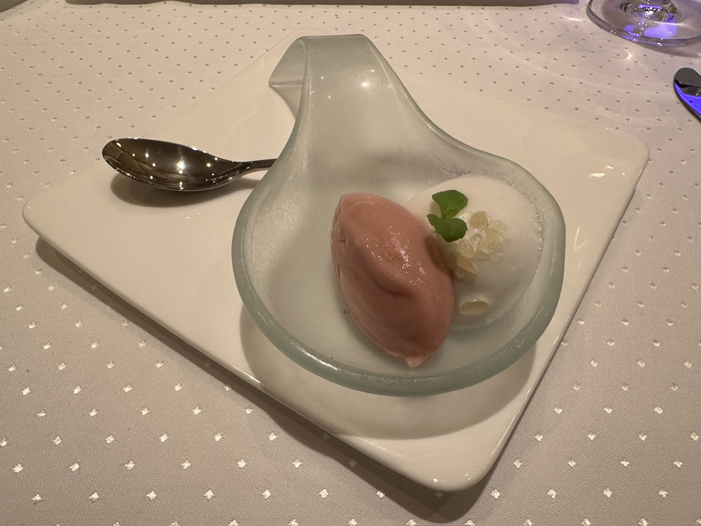 Geeister Pfirsich als Gruß aus der Küche im Rossini