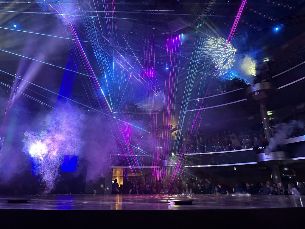 Lasershow im Theatrium der AIDAnova