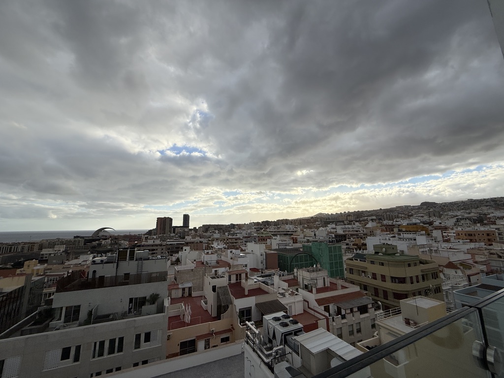 Blick auf Santa Cruz de Tenerife und die umliegenden Berge