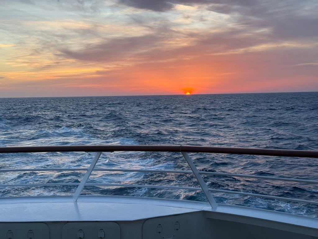 Meerblick bei Sonnenuntergang während einer Kreuzfahrt