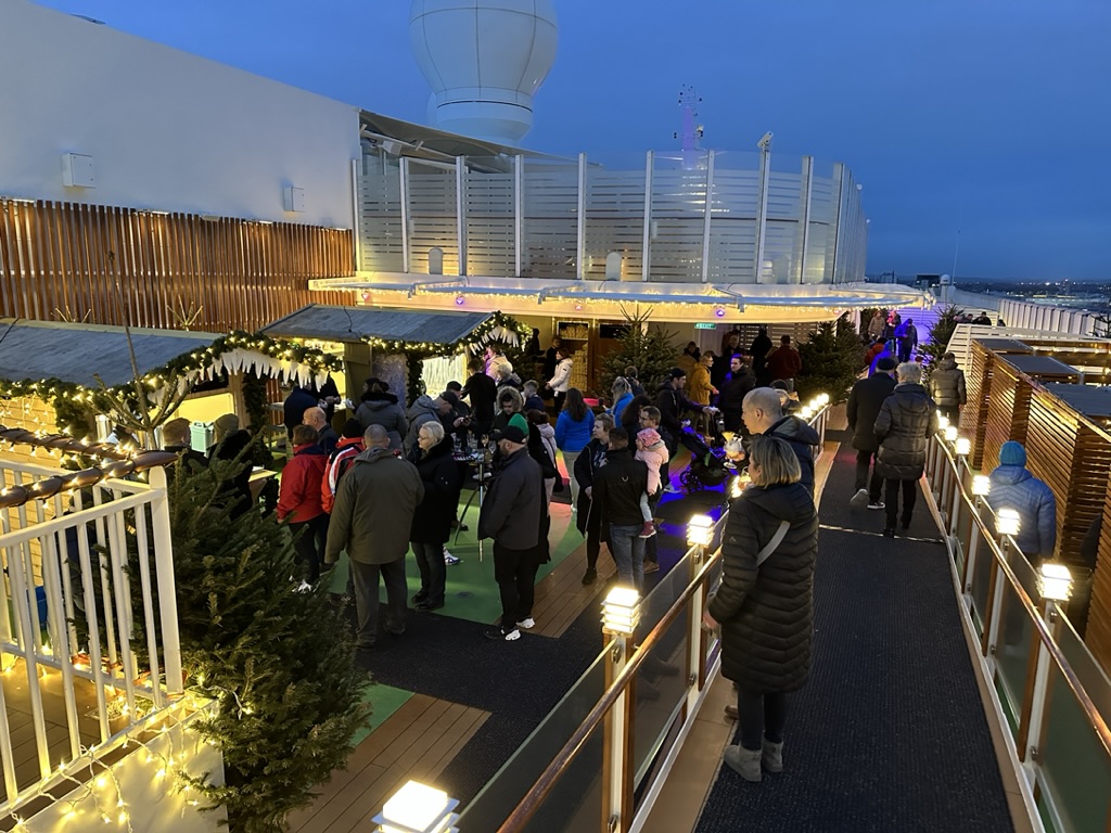 Weihnachtsmarkt auf dem Deck der AIDAnova