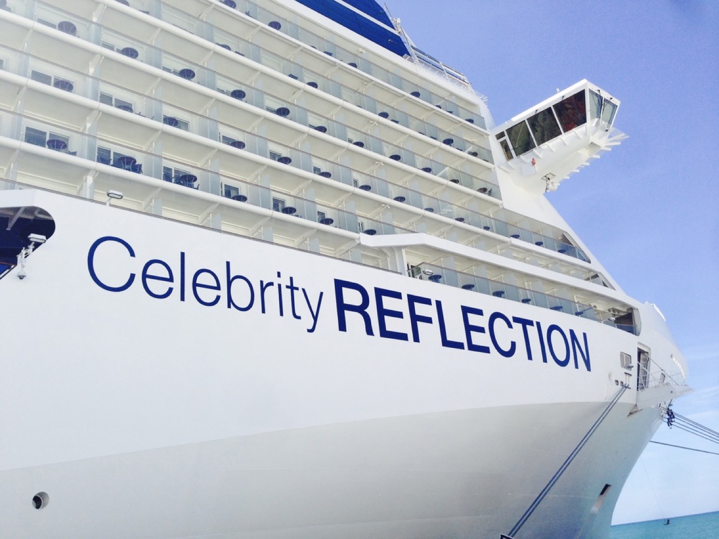 Schriftzug Celebrity Reflection am Schiffsrumpf