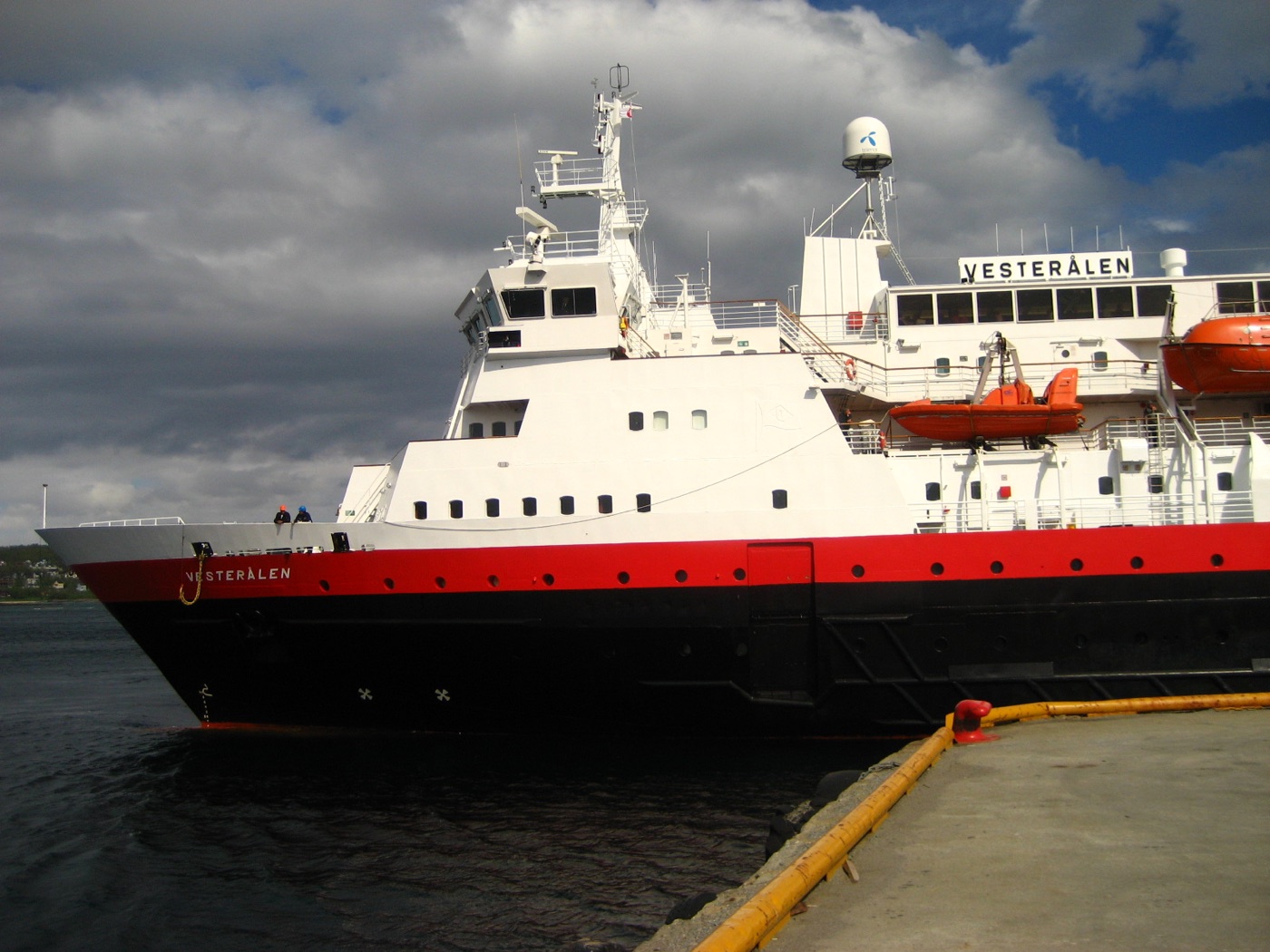 MS Vesterålen am Kai in Norwegen