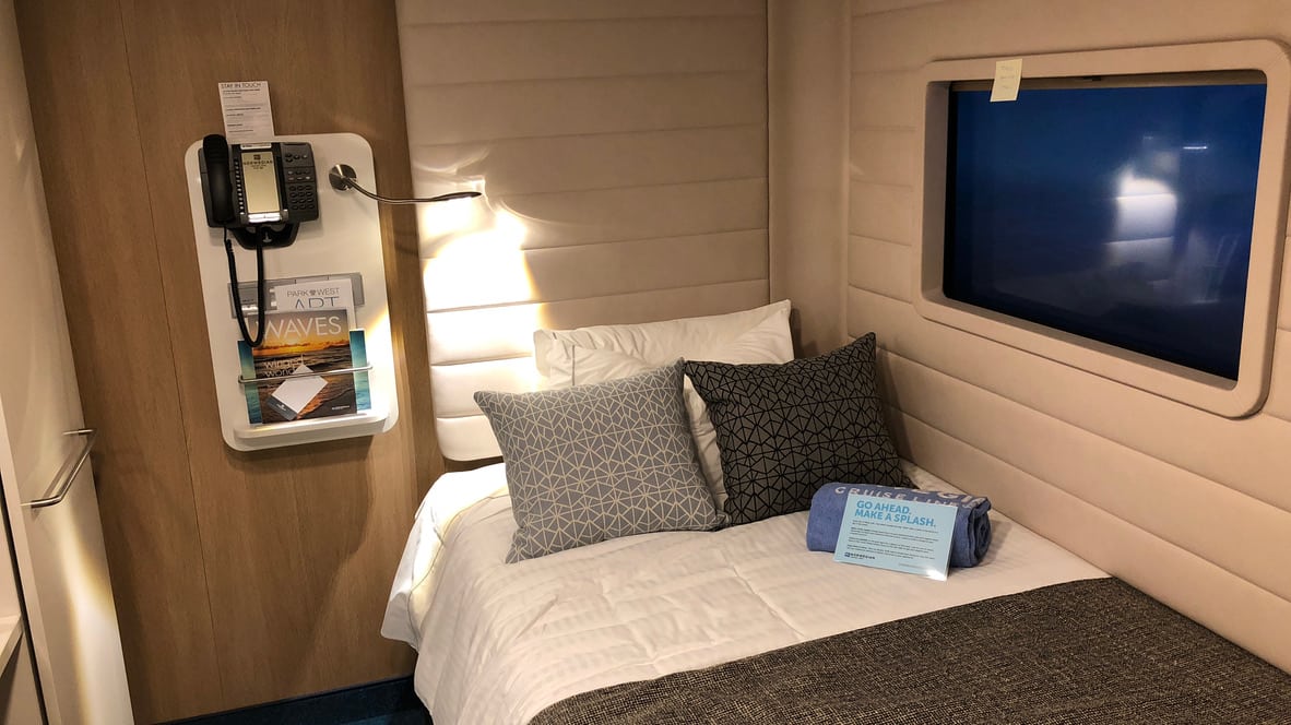 Bett und Kabineneinrichtung in einem Studio für eine Person auf der Norwegian Bliss