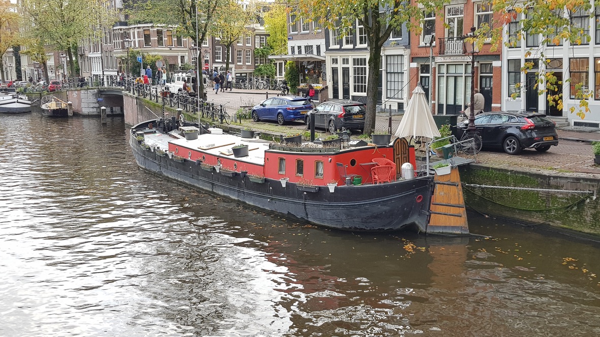 Hausboot an einer Amsterdamer Gracht