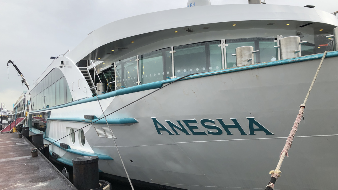 Bug der MS Anesha an einem Anleger in Amsterdam