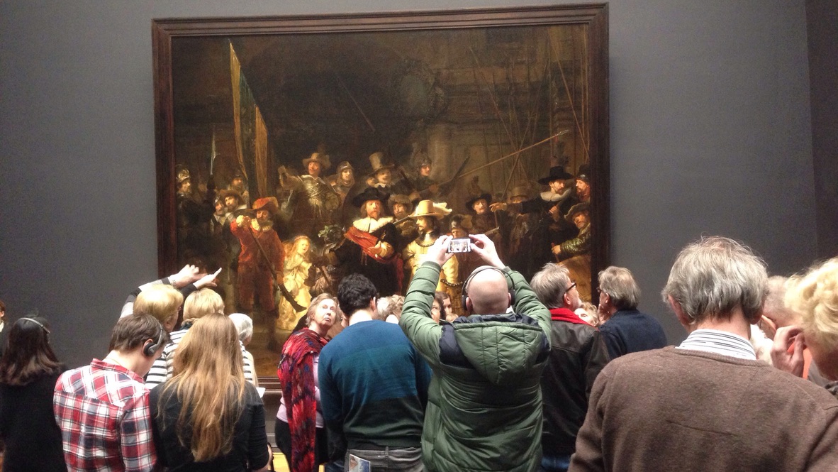 Besucher vor Rembrandts Nachtwache im Rijksmuseum