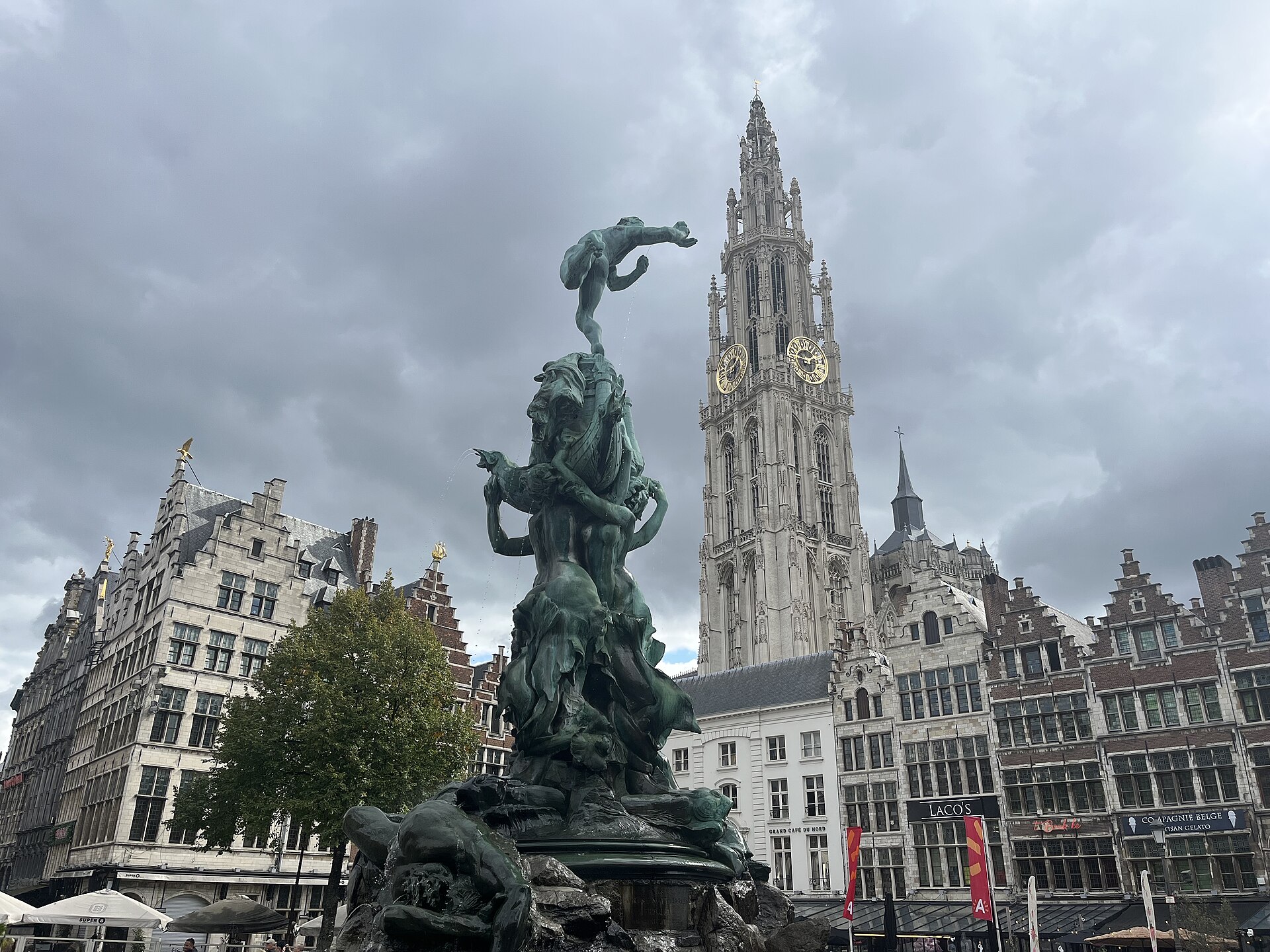 Brabobrunnen und Liebfrauenkathedrale am Grote Markt in Antwerpen