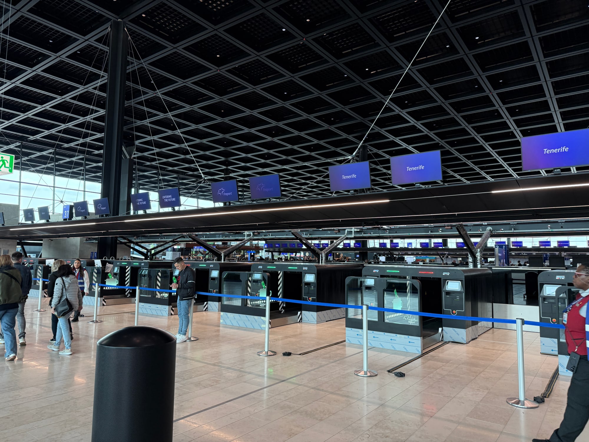 Check-in-Bereich am Flughafen als Symbol für die Rückreise nach der Kreuzfahrt