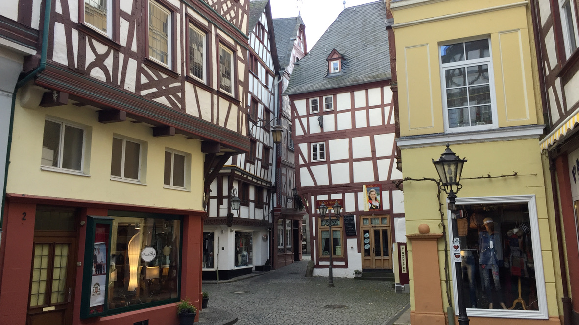 Schmale Fachwerkgasse in der Altstadt von Bernkastel-Kues
