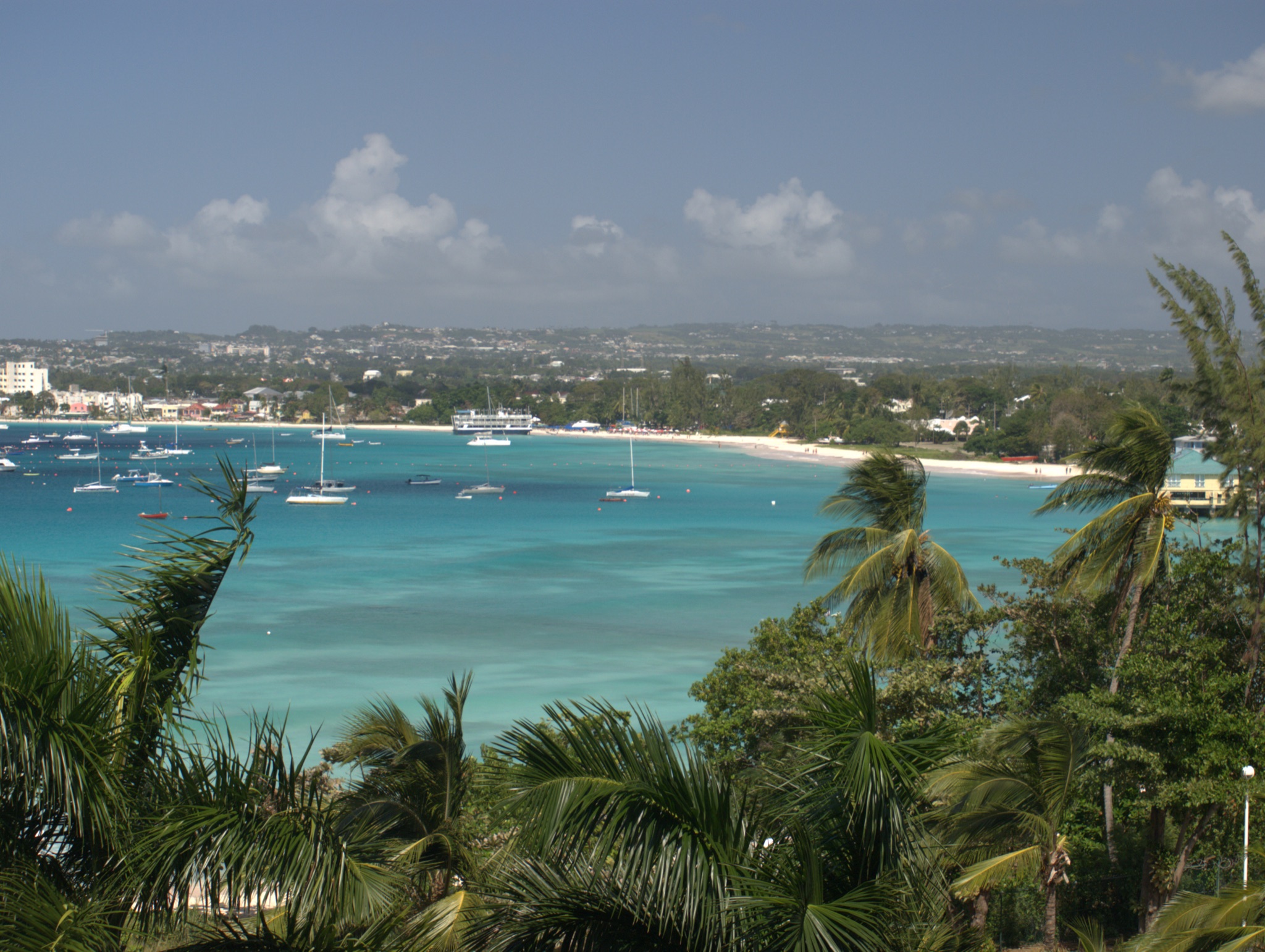 Türkisfarbenes Meer und heller Strand in der Carlisle Bay auf Barbados