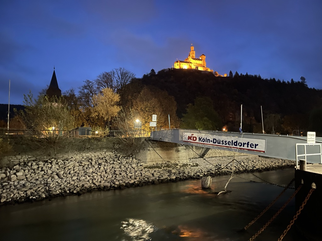 Beleuchtete Marksburg über dem Anleger in Braubach am Rhein