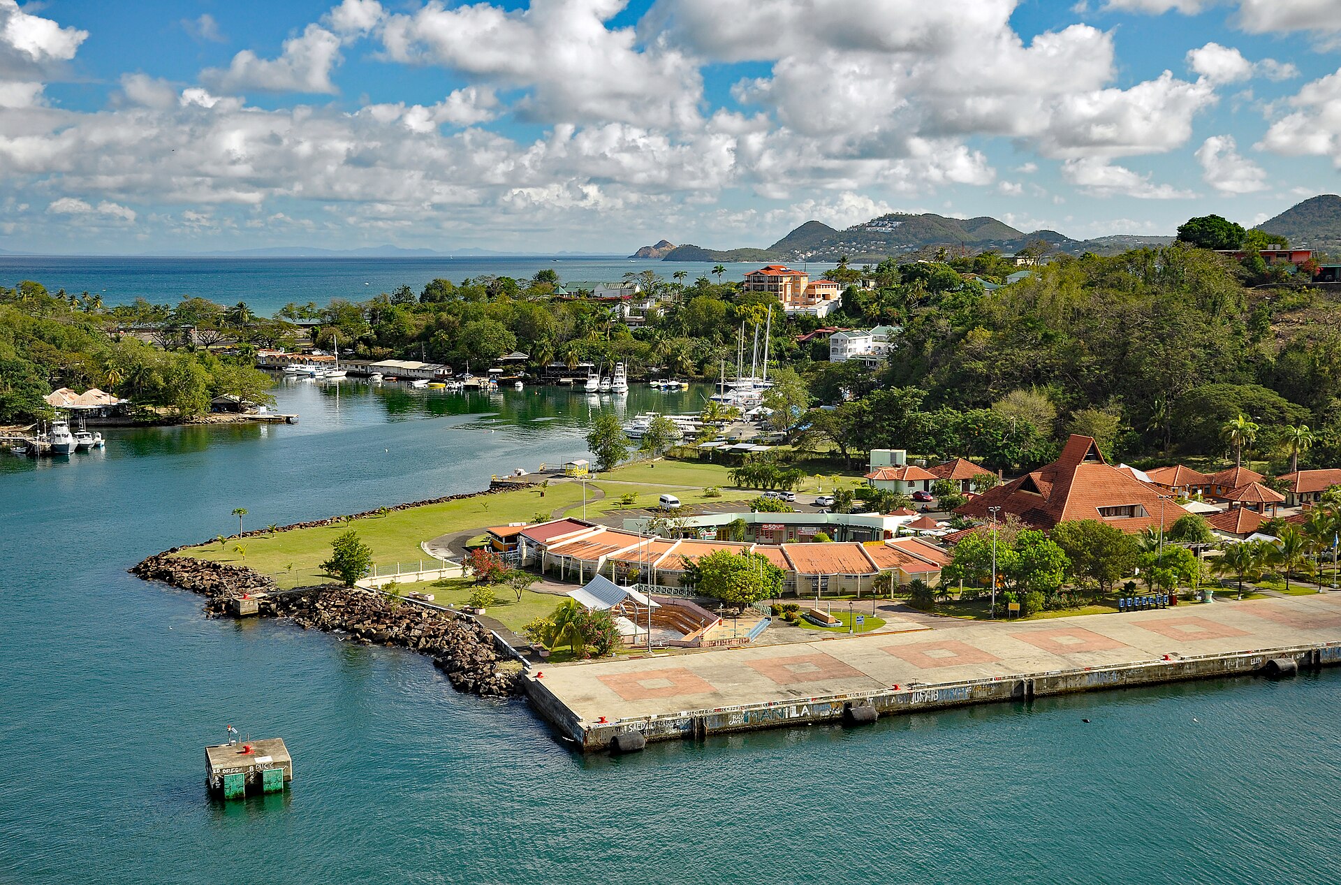 Hafen von Castries auf Saint Lucia mit grünen Bergen im Hintergrund