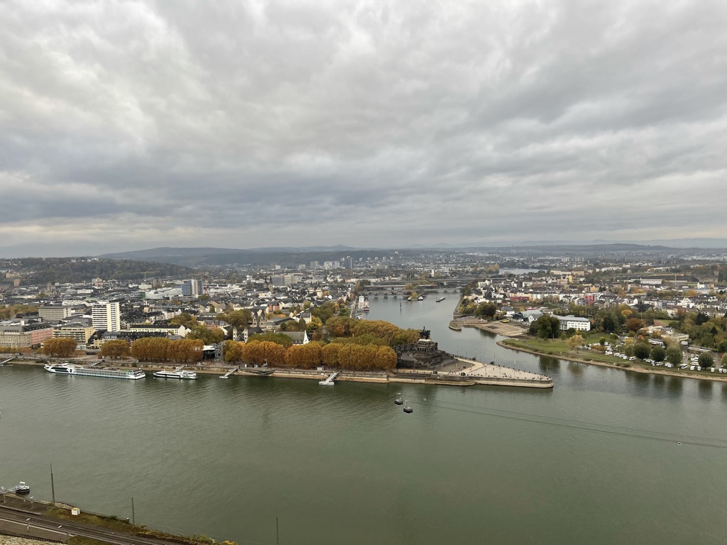 Blick auf das Deutsche Eck in Koblenz am Zusammenfluss von Mosel und Rhein