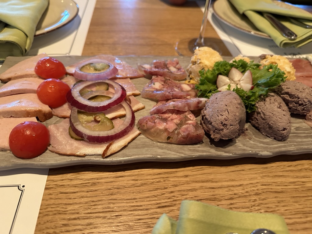 Auswahl herzhafter Speisen in einem Restaurant an Bord