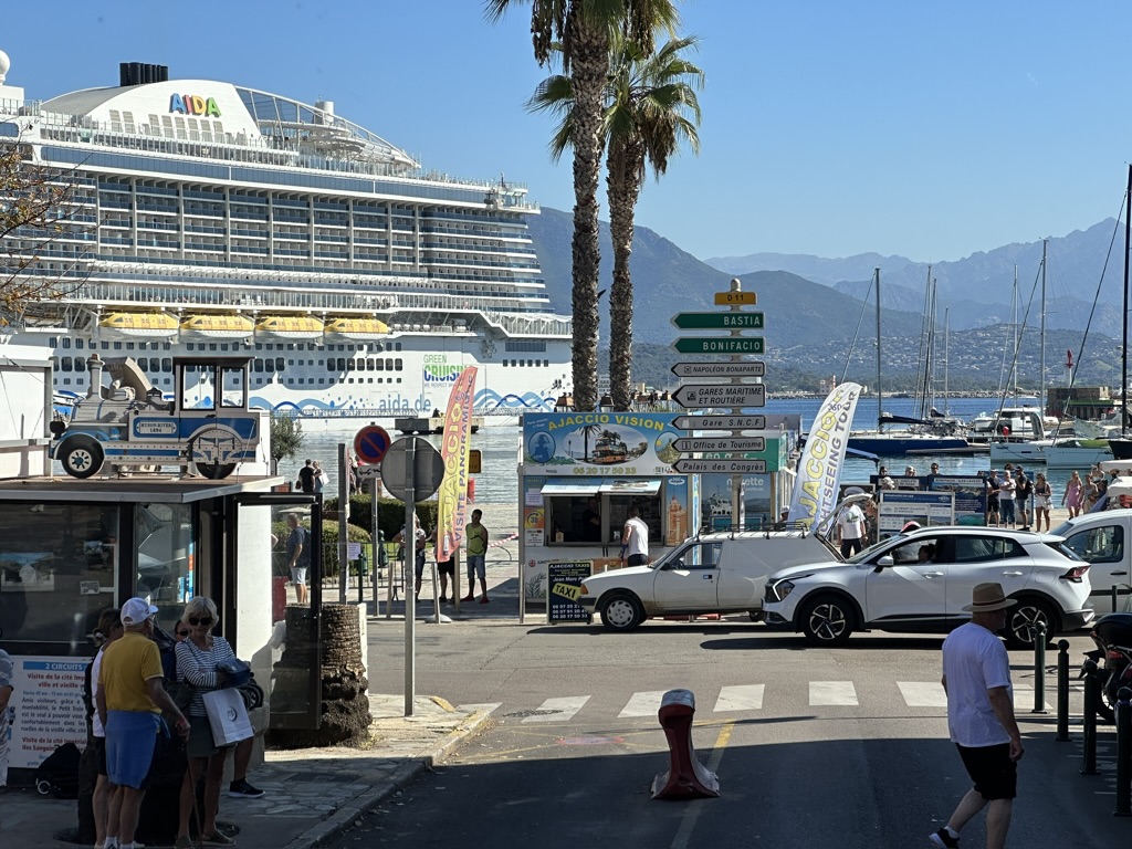 AIDA Kreuzfahrtschiff im Hafen von Ajaccio