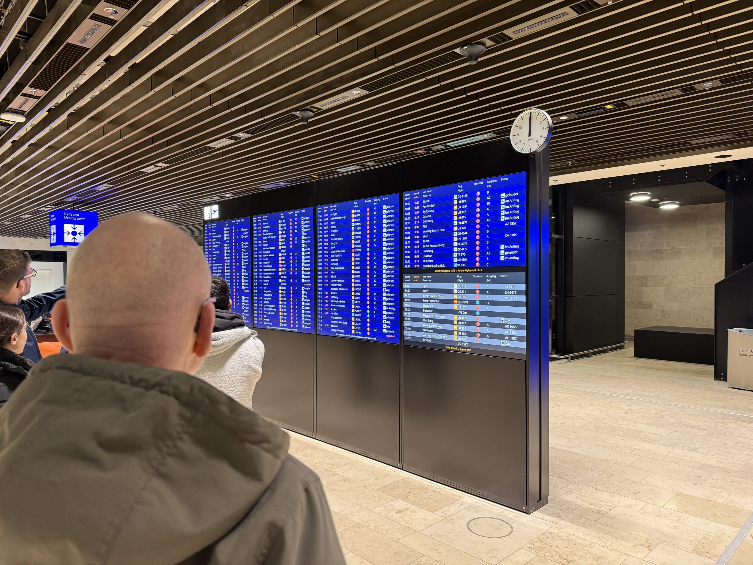 Reisende vor der Abflugtafel im Terminal 3 des Flughafens Frankfurt
