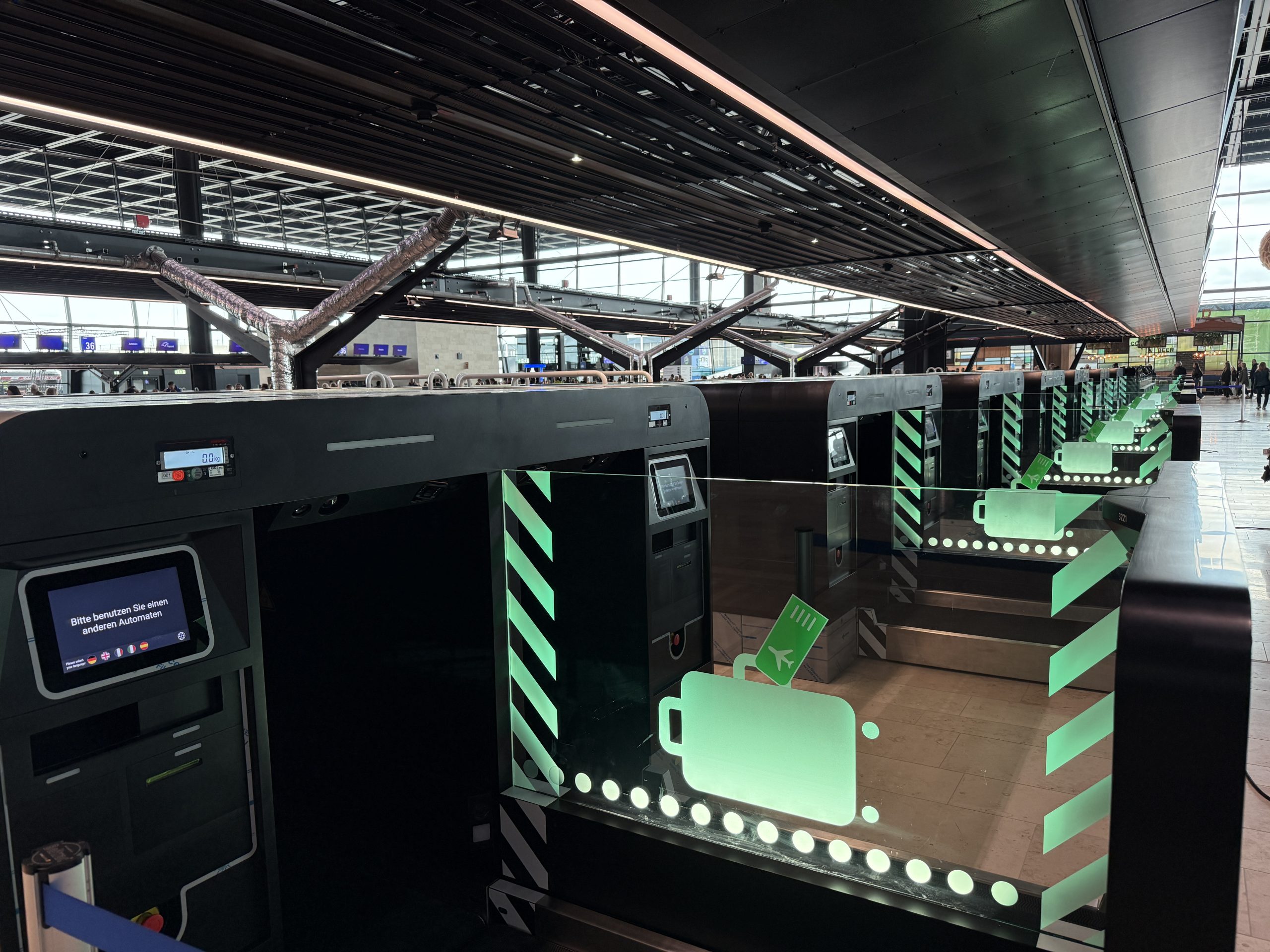 Moderne Fast-Bag-Drop-Automaten im Terminal 3 des Flughafens Frankfurt