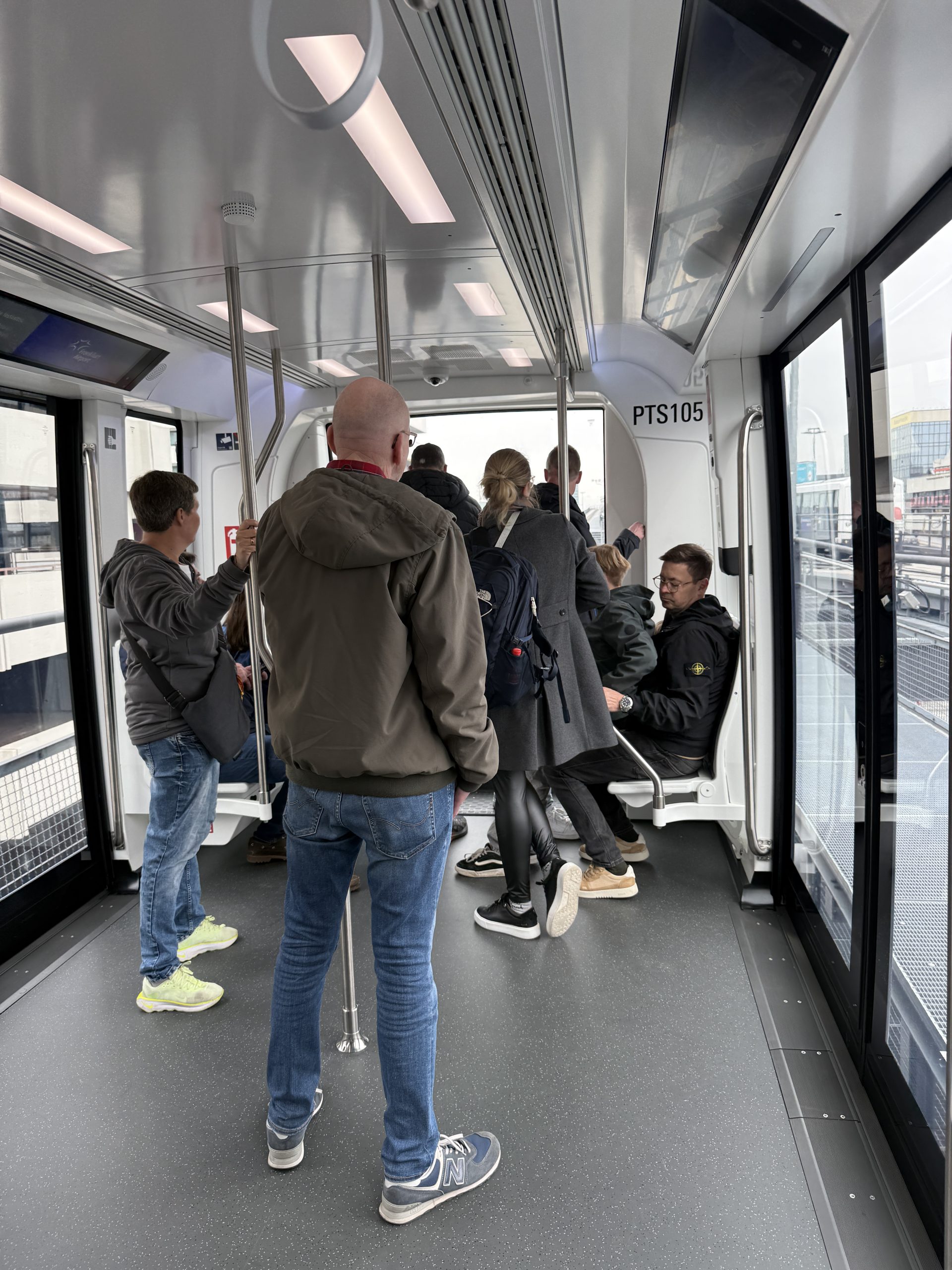 Fahrgäste in der neuen SkyLine am Flughafen Frankfurt
