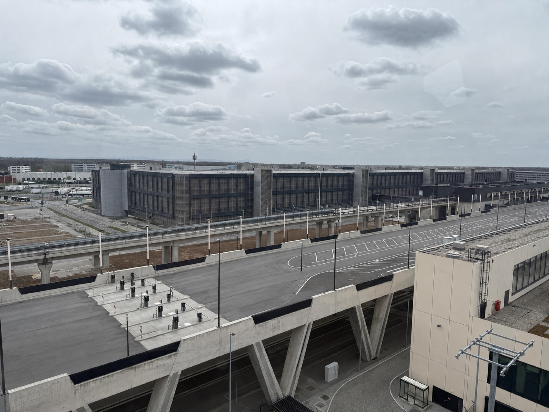 Zufahrt und Parkflächen am Terminal 3 des Flughafens Frankfurt