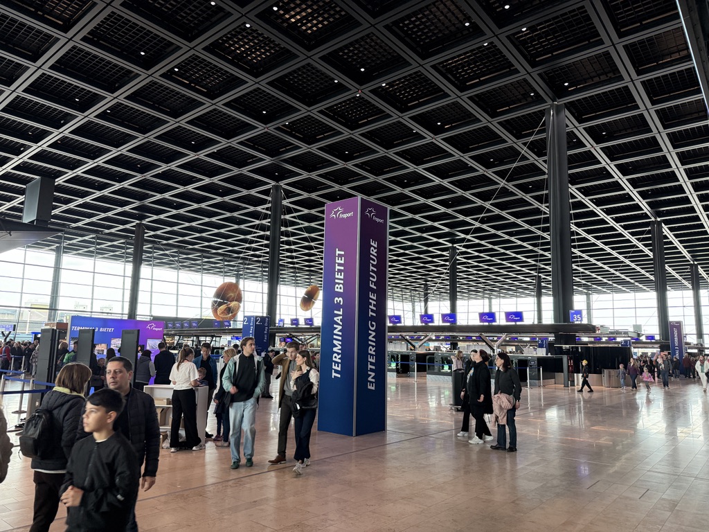 Check-in-Halle des neuen Terminal 3 am Flughafen Frankfurt