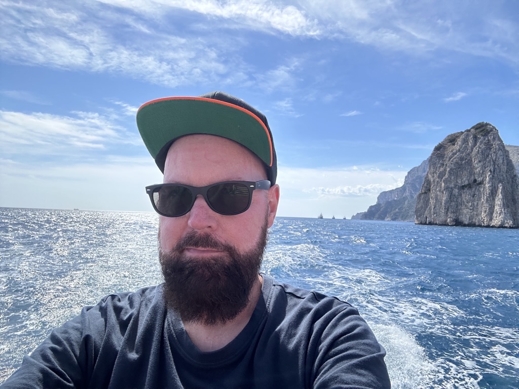 Hans-Mario vor einem Kreuzfahrtschiff im Hafen