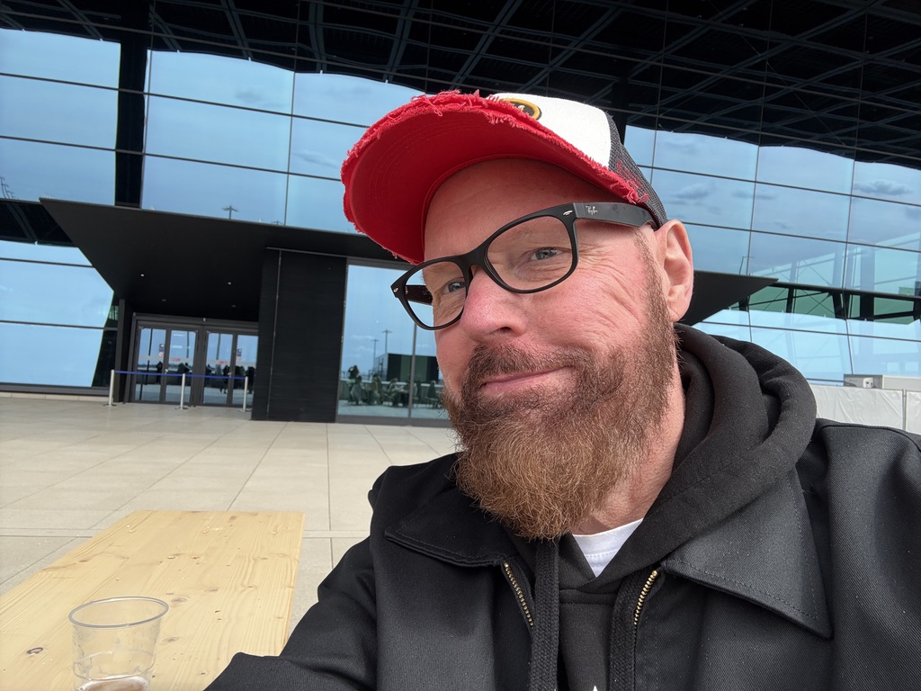 Hans-Mario vor einem modernen Kreuzfahrtterminal