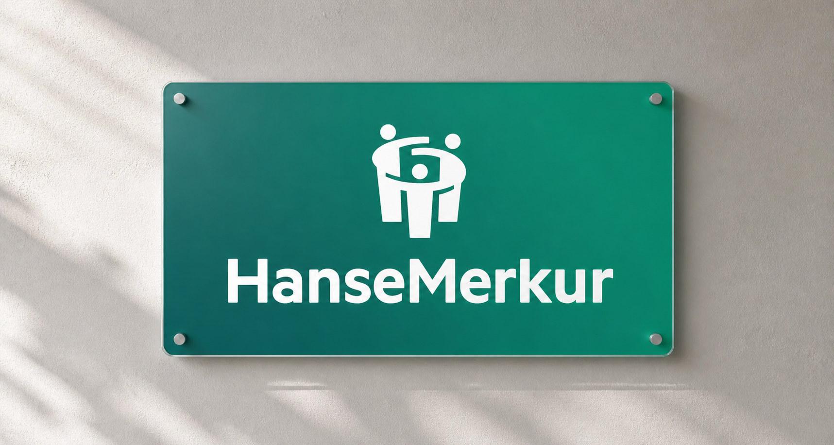 HanseMerkur-Logo als Schild an einer hellen Wand