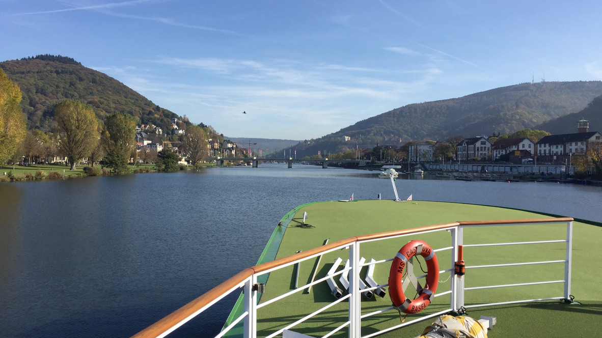 Blick vom Bug der MS Casanova über den Neckar in Heidelberg