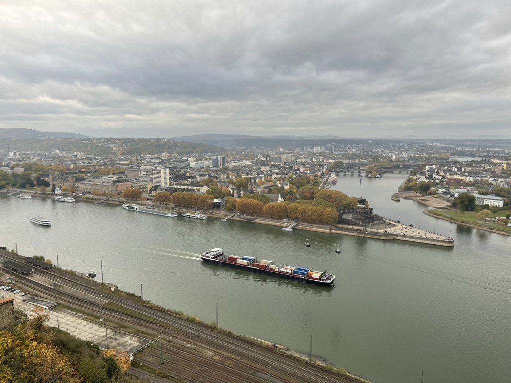 Blick von der Festung Ehrenbreitstein auf das Deutsche Eck und den Zusammenfluss von Mosel und Rhein