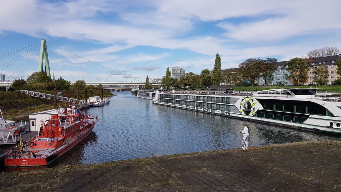 Flusskreuzfahrtschiff im Deutzer Vorhafen nahe der Severinsbrücke