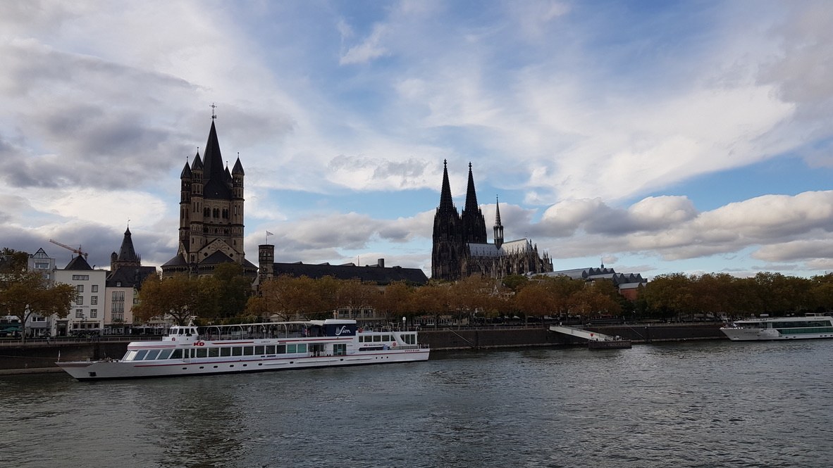 Blick vom Rhein auf Groß St. Martin und den Kölner Dom